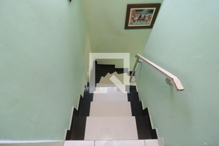 Casa à venda com 243m², 3 quartos e 2 vagasEscada de acesso aos quartos 