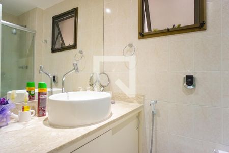 Apartamento à venda com 320m², 4 quartos e 2 vagas Apartamento à venda com 320m², 4 quartos e 2 vagasBanheiro Social