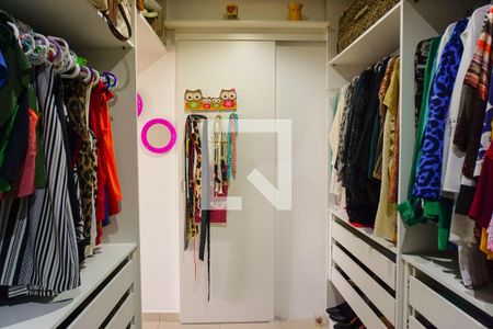 Apartamento à venda com 320m², 4 quartos e 2 vagas Apartamento à venda com 320m², 4 quartos e 2 vagasCloset da Suíte 2