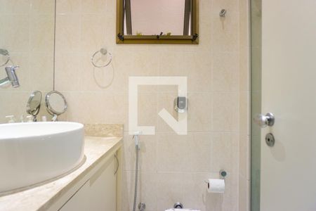 Apartamento à venda com 320m², 4 quartos e 2 vagas Apartamento à venda com 320m², 4 quartos e 2 vagasBanheiro Social