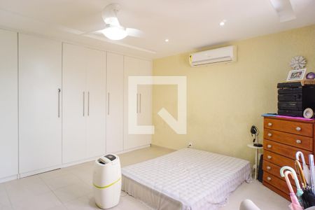 Apartamento à venda com 320m², 4 quartos e 2 vagas Apartamento à venda com 320m², 4 quartos e 2 vagasSuíte 2