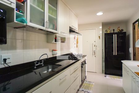 Apartamento à venda com 320m², 4 quartos e 2 vagas Apartamento à venda com 320m², 4 quartos e 2 vagasCozinha