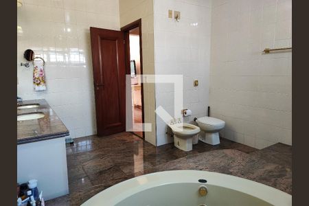 Casa à venda com 541m², 4 quartos e 6 vagasBanheiro da Suíte