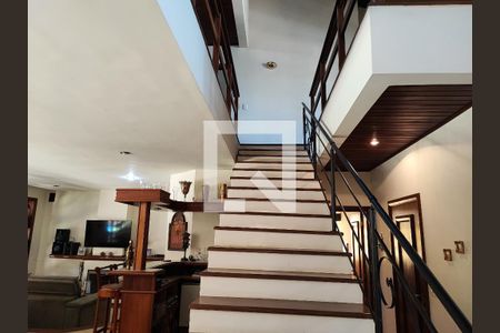 Casa à venda com 541m², 4 quartos e 6 vagasEscada