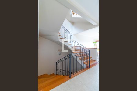 Casa à venda com 385m², 3 quartos e 4 vagas Casa à venda com 385m², 3 quartos e 4 vagasEscada