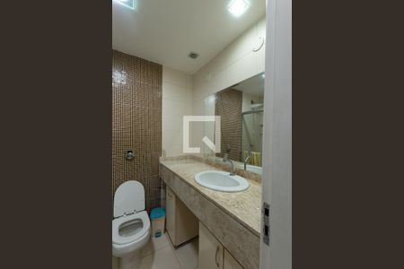 Casa à venda com 329m², 5 quartos e 4 vagas Casa à venda com 329m², 5 quartos e 4 vagasBanheiro da Suíte 1