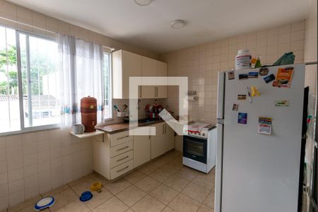 Casa à venda com 329m², 5 quartos e 4 vagas Casa à venda com 329m², 5 quartos e 4 vagasCozinha 2
