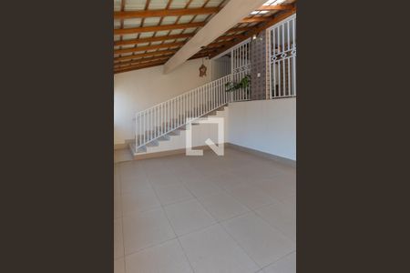 Casa à venda com 280m², 3 quartos e 2 vagas Casa à venda com 280m², 3 quartos e 2 vagasFachada e Garagem