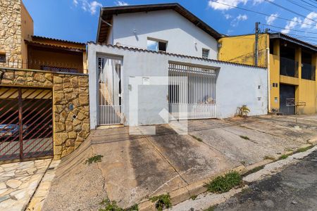 Casa à venda com 170m², 4 quartos e 3 vagas Casa à venda com 170m², 4 quartos e 3 vagasFachada