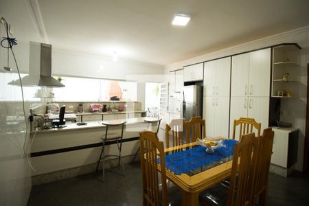 Casa à venda com 290m², 5 quartos e 8 vagasCozinha