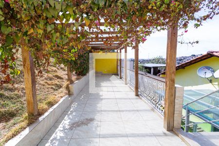 Casa à venda com 300m², 3 quartos e 2 vagas Casa à venda com 300m², 3 quartos e 2 vagasQuintal