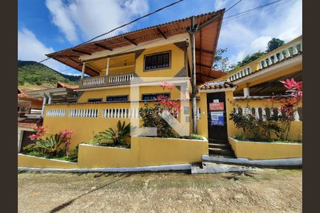 Casa de condomínio à venda com 300m², 4 quartos e 2 vagasFachada