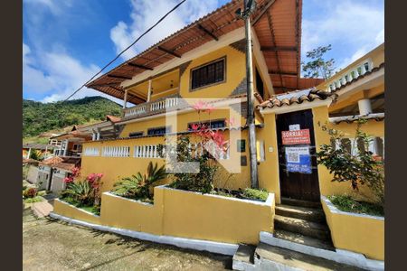 Casa de condomínio à venda com 300m², 4 quartos e 2 vagasFachada