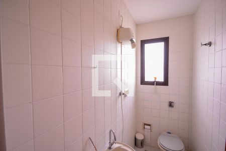 Apartamento à venda com 250m², 3 quartos e 4 vagas Apartamento à venda com 250m², 3 quartos e 4 vagasBanheiro de Serviço