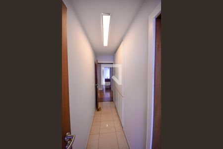 Apartamento à venda com 250m², 3 quartos e 4 vagas Apartamento à venda com 250m², 3 quartos e 4 vagasCorredor