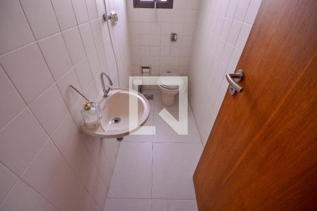 Apartamento à venda com 250m², 3 quartos e 4 vagas Apartamento à venda com 250m², 3 quartos e 4 vagasBanheiro de Serviço