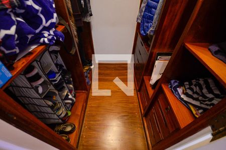 Apartamento à venda com 250m², 3 quartos e 4 vagas Apartamento à venda com 250m², 3 quartos e 4 vagasCloset