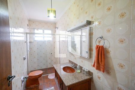 Casa à venda com 242m², 3 quartos e 6 vagas Casa à venda com 242m², 3 quartos e 6 vagasBanheiro social