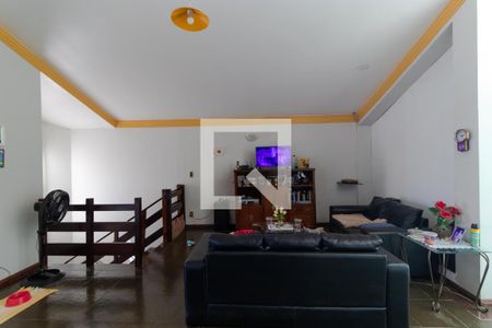 Casa à venda com 358m², 4 quartos e 3 vagas Casa à venda com 358m², 4 quartos e 3 vagasSalas Íntimas