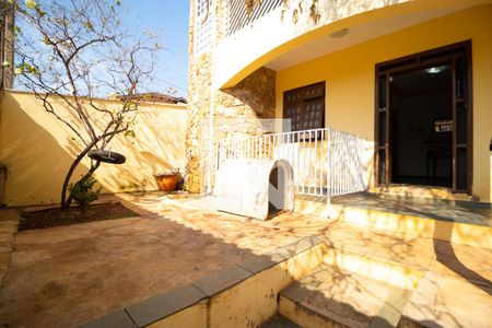 Casa à venda com 358m², 4 quartos e 3 vagas Casa à venda com 358m², 4 quartos e 3 vagasQuintal