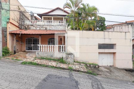 Casa à venda com 250m², 4 quartos e 4 vagasFachada
