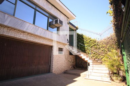 Casa à venda com 240m², 4 quartos e 4 vagasFachada