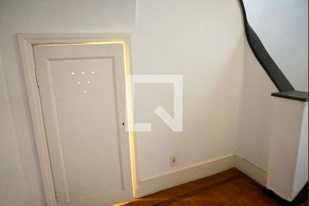 Casa para alugar com 300m², 3 quartos e 8 vagas Casa para alugar com 300m², 3 quartos e 8 vagasarmario escada