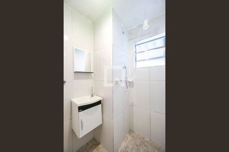 Banheiro social de casa de condomínio para alugar com 1 quarto, 35m² em Penha de França, São Paulo