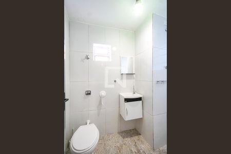 Banheiro social de casa de condomínio para alugar com 1 quarto, 35m² em Penha de França, São Paulo