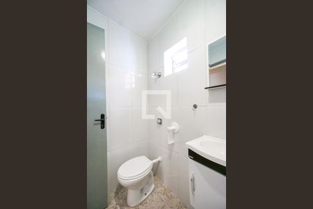 Banheiro social de casa de condomínio para alugar com 1 quarto, 35m² em Penha de França, São Paulo