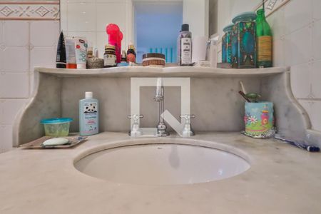 Casa à venda com 380m², 4 quartos e 3 vagasBanheiro da Suíte 2