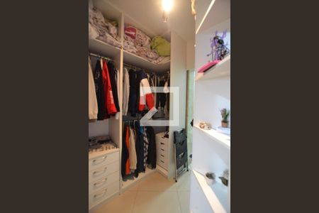 Casa de condomínio à venda com 204m², 4 quartos e 2 vagasCloset da Suíte 2