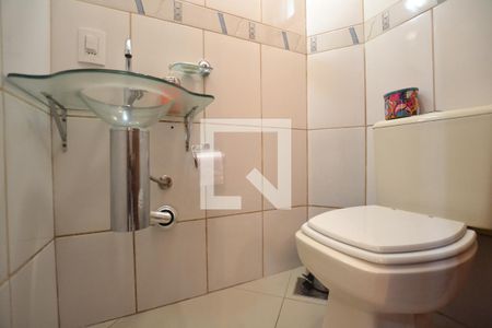 Casa de condomínio à venda com 204m², 4 quartos e 2 vagasLavabo