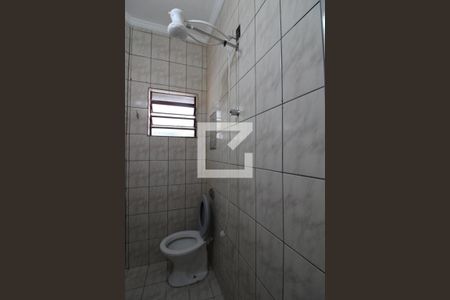 Banheiro de kitnet/studio para alugar com 0 quarto, 40m² em Vila Industrial, São Paulo