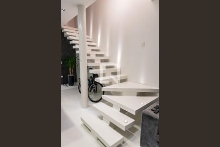 Casa para alugar com 234m², 3 quartos e 3 vagas Casa para alugar com 234m², 3 quartos e 3 vagasEscada