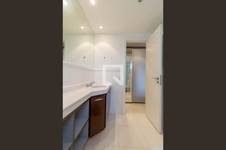 Apartamento à venda com 374m², 4 quartos e 6 vagas Apartamento à venda com 374m², 4 quartos e 6 vagasBanheiro da Suíte 3