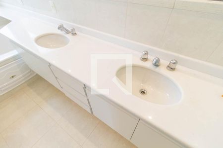 Apartamento à venda com 374m², 4 quartos e 6 vagas Apartamento à venda com 374m², 4 quartos e 6 vagasBanheiro Suíte 1