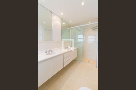 Apartamento à venda com 374m², 4 quartos e 6 vagas Apartamento à venda com 374m², 4 quartos e 6 vagasBanheiro Suíte 1