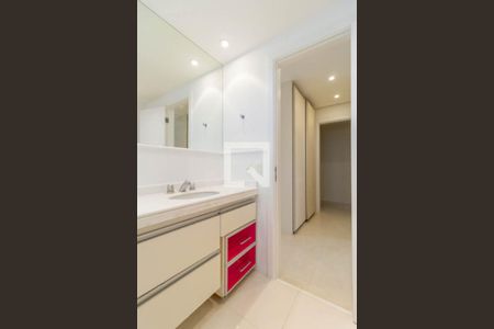 Apartamento à venda com 374m², 4 quartos e 6 vagas Apartamento à venda com 374m², 4 quartos e 6 vagasBanheiro da Suíte 2