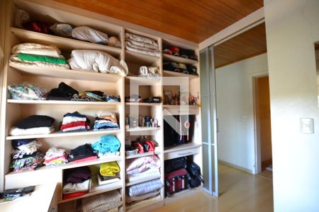 Casa à venda com 287m², 4 quartos e 2 vagasCloset