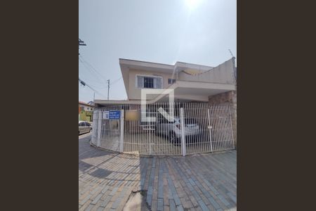 Casa à venda com 180m², 3 quartos e 3 vagas Casa à venda com 180m², 3 quartos e 3 vagasFachada