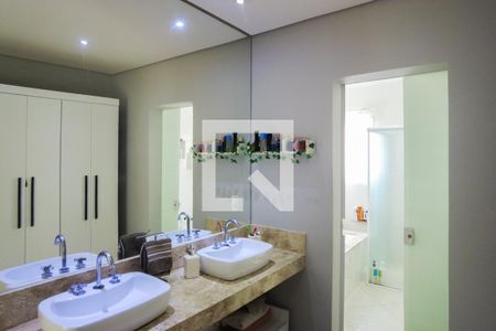 Casa à venda com 242m², 3 quartos e 5 vagasSuíte banheiro