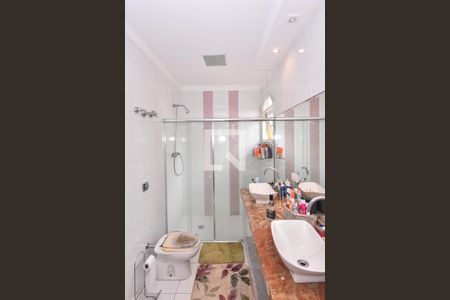 Casa à venda com 660m², 3 quartos e 6 vagas Casa à venda com 660m², 3 quartos e 6 vagasBanheiro da Suíte 1