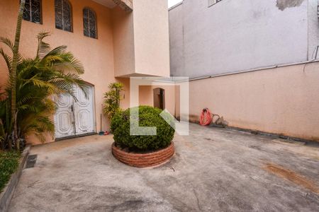 Casa à venda com 660m², 3 quartos e 6 vagas Casa à venda com 660m², 3 quartos e 6 vagasQuintal