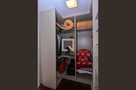 Casa à venda com 660m², 3 quartos e 6 vagas Casa à venda com 660m², 3 quartos e 6 vagasCloset da suíte 2