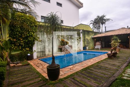 Casa à venda com 660m², 3 quartos e 6 vagas Casa à venda com 660m², 3 quartos e 6 vagasPiscina
