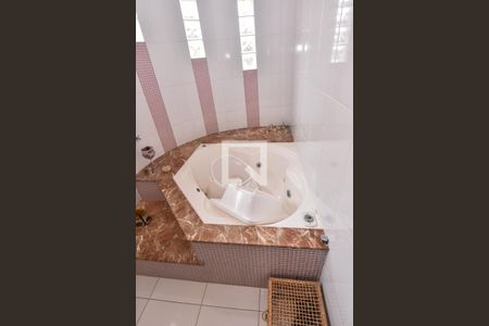 Casa à venda com 660m², 3 quartos e 6 vagas Casa à venda com 660m², 3 quartos e 6 vagasBanheiro da Suíte 1