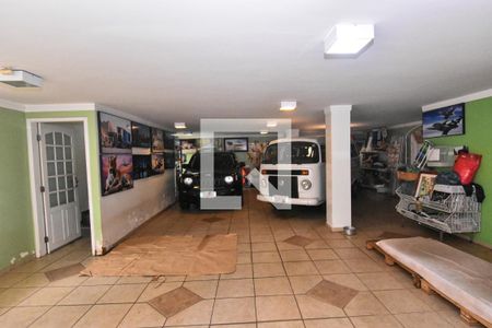 Casa à venda com 660m², 3 quartos e 6 vagas Casa à venda com 660m², 3 quartos e 6 vagasGaragem