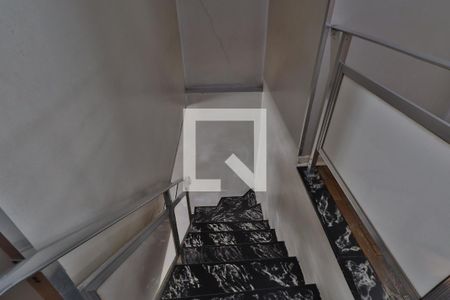 Casa à venda com 107m², 3 quartos e 2 vagasEscada