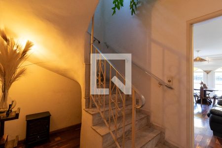 Casa à venda com 700m², 3 quartos e 6 vagasEscada Térreo